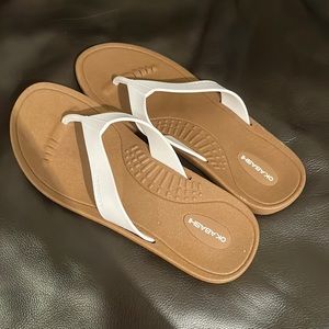 Size M Okabashi flip flops
